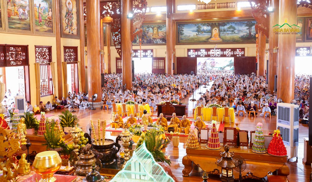 Tầng 1 Chính Điện Chùa Ba Vàng chật kín người tham dự buổi lễ Cầu Siêu