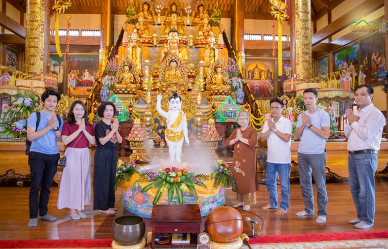 Thạc sĩ Thạch Lê Anh cùng gia đình chụp ảnh kỷ niệm tại Chính điện tầng 2 chùa Ba Vàng