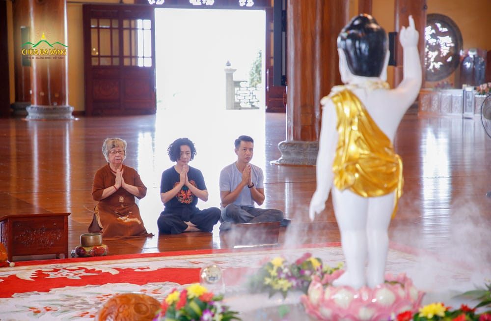 Thạc sĩ Thạch Lê Anh - chủ nhiệm Vietnam Silicon Valley cùng gia đình lễ Phật tại Chính điện tầng 2 chùa Ba Vàng