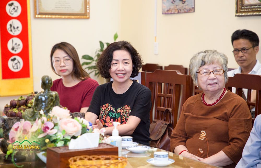 Thạc sĩ Thạch Lê Anh cùng mẹ và con dâu hân hoan khi được chia sẻ về chuyến tham quan chùa Ba Vàng lần này