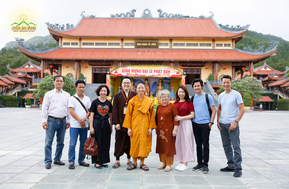 Ngày 15/5/2020, Thạc sĩ Thạch Lê Anh - nhà sáng lập VietNam Silicon Valley cùng gia đình về thăm chùa Ba Vàng