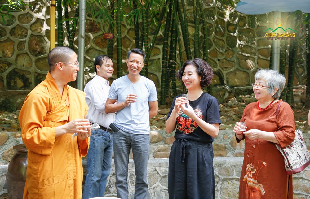 Thạc sĩ Thạch Lê Anh - nhà sáng lập Vietnam Silicon Valley cùng gia đình hoan hỉ khi được uống nước và nghe chư Tăng giới thiệu về lịch sử của giếng thần tại chùa Ba Vàng