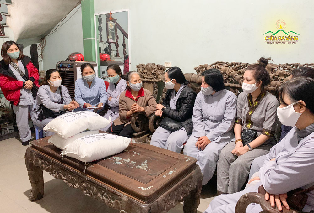 Các thành viên trong CLB Trúc Thanh đã đến thăm hỏi và trao tặng những phần quà cho gia đình có hoàn cảnh khó khăn tại khu vực thị trấn Vân Đình - huyện Ứng Hòa - TP. Hà Nội