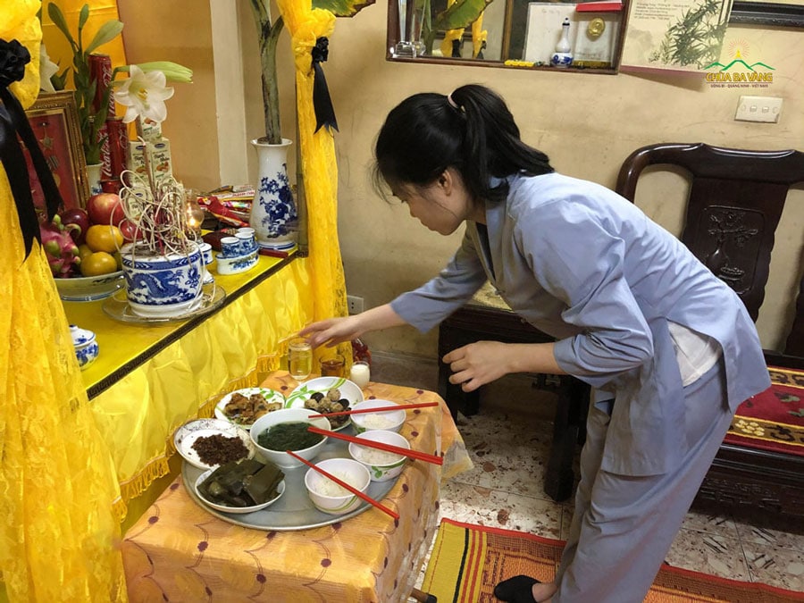 Thành viên trong CLB Trúc Thanh chuẩn bị mâm cơm cúng, bài trí ban thờ tại gia đình Phật tử Triệu Thị Việt Giang 