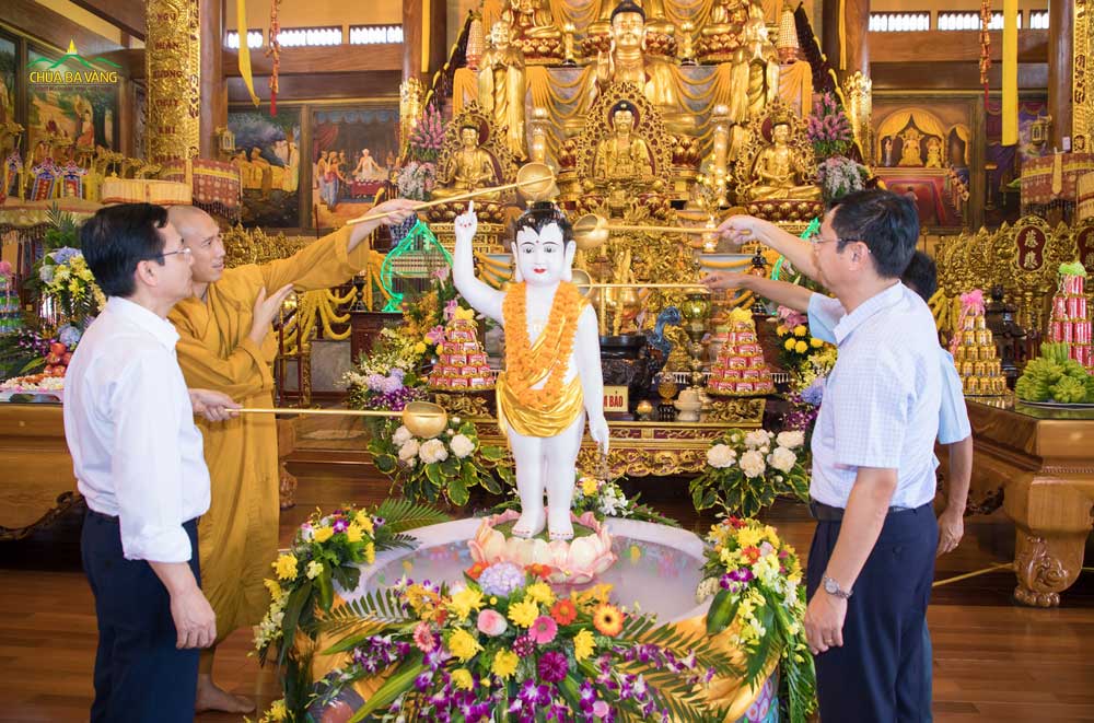 Thay mặt đại Tăng chùa Ba Vàng, Đại đức Thích Trúc Bảo Trực đã hướng dẫn phái đoàn thực hiện nghi lễ tắm Phật 