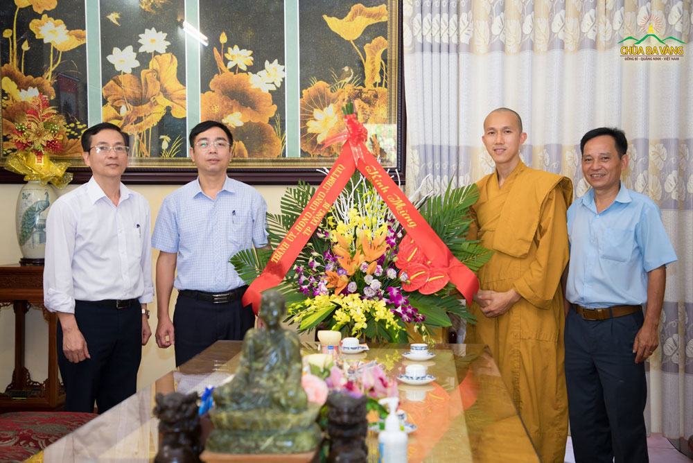 Thay mặt lãnh đạo thành phố Uông Bí, Chủ tịch Ủy ban MTTQVN thành phố Uông Bí cùng phái đoàn đã tặng hoa, hiện vật và gửi lời chúc sức khỏe, an lạc tới Tăng Ni, Phật tử bổn tự nhân mùa Phật đản 2020