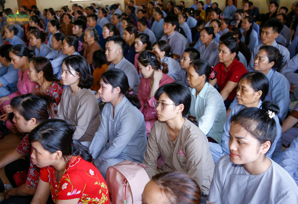Các thiện nam, tín nữ chăm chú lắng nghe Đại đức Giới sư giảng về 5 giới của người Phật tử tại gia