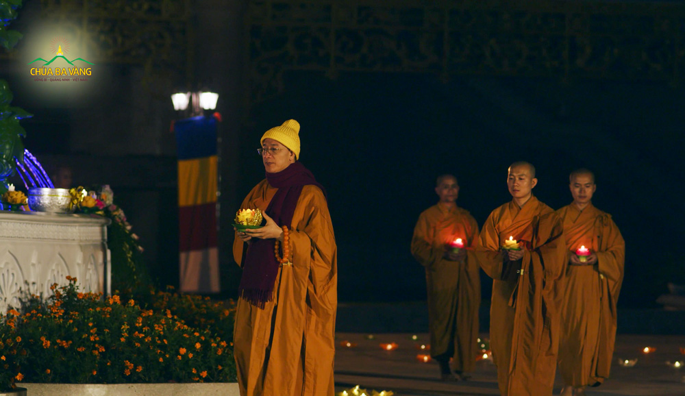 Trong không khí trang nghiêm trong đêm hoa đăng kính mừng Phật đản, Sư Phụ cùng chư Tăng đi nhiễu quanh bảo tượng kim thân Đức Phật ba vòng