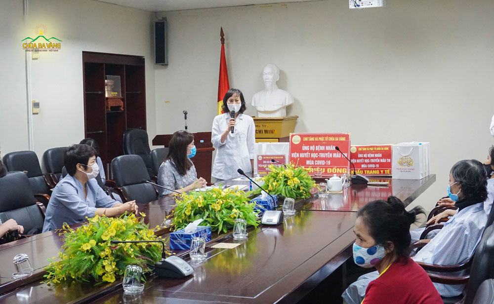 Trưởng phòng công tác xã hội của Viện Huyết học Truyền máu Trung ương thay lời bệnh nhân cảm ơn chư Tăng và Phật tử chùa Ba Vàng