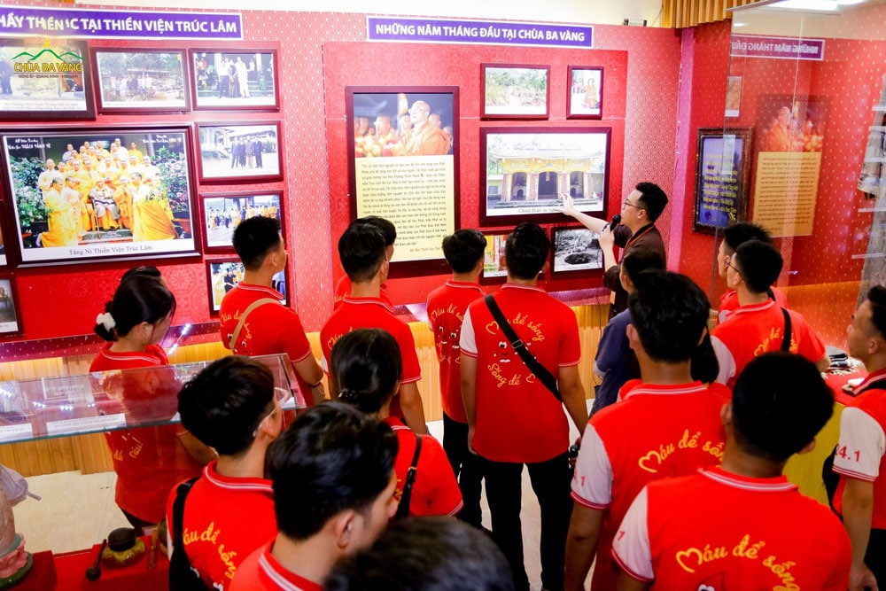Thành viên trong Ban Văn Hóa giới thiệu về lịch sử của chùa Ba Vàng cho các bạn Thanh niên Vận động Hiến máu - Học viện Thanh thiếu niên Việt Nam