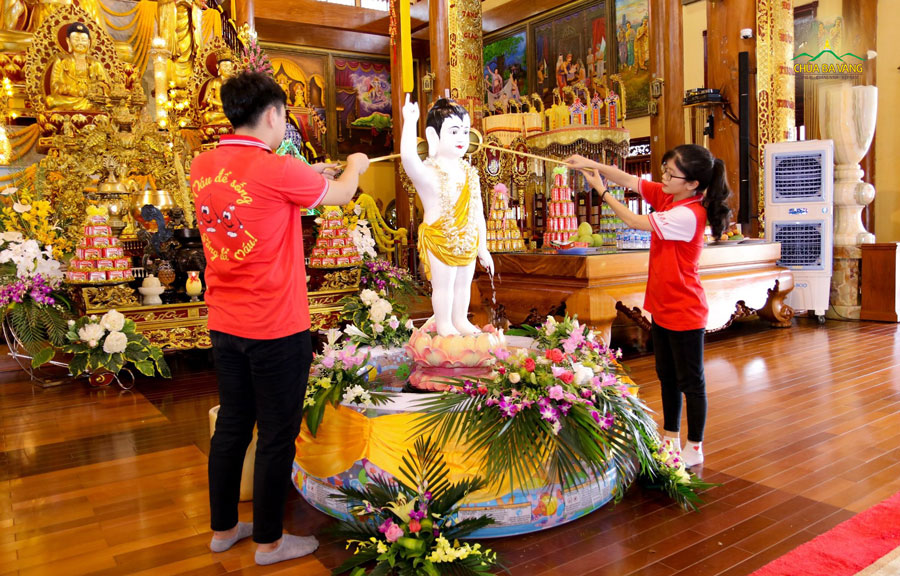 Nhân dịp về thăm chùa, các bạn trẻ đã được thực hiện nghi thức dâng nước cúng dường tắm Phật