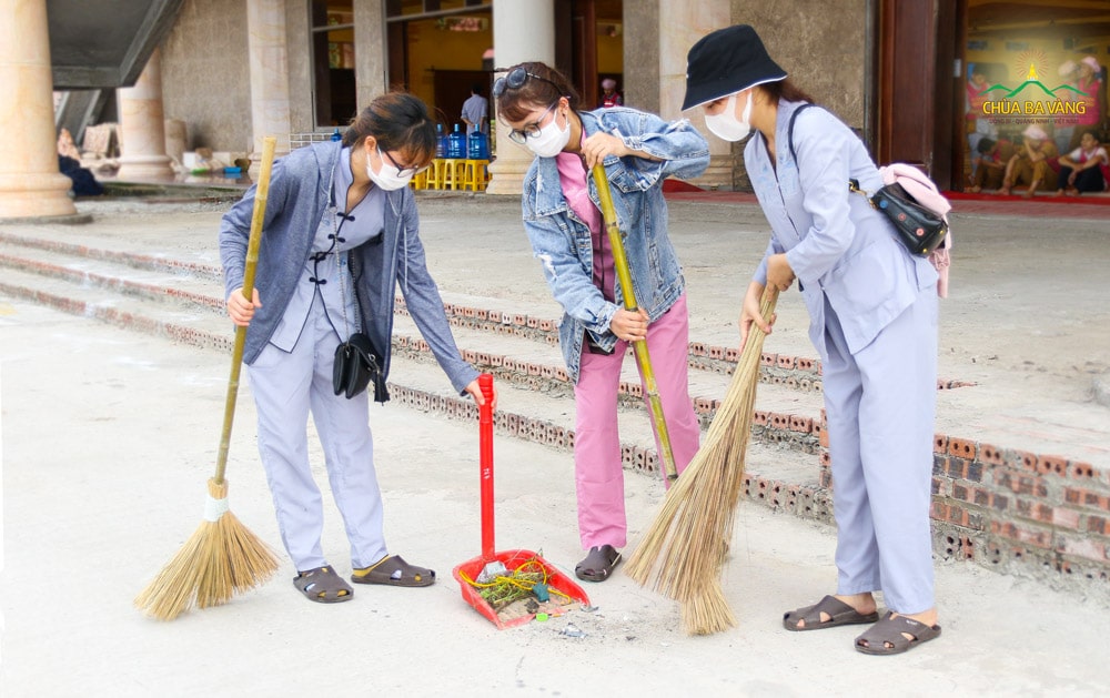 Các thành viên trong CLB Tuổi Trẻ đóng góp sức lực của mình khiến cho cảnh chùa thêm phần sạch đẹp