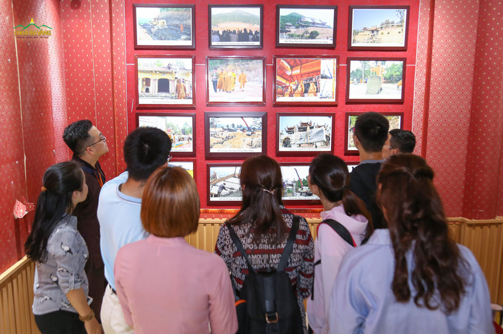 Các bạn trẻ trong Ban Văn Hóa đã hướng dẫn phái đoàn thăm quan Bảo Tàng chùa Ba Vàng 