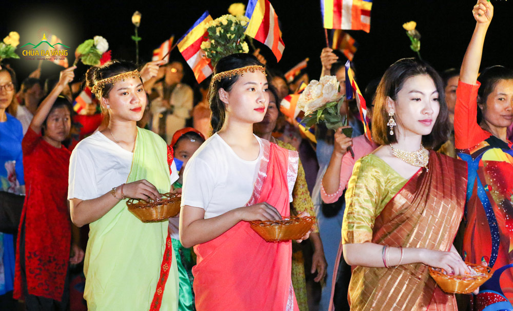 Trong trang phục Ấn Độ, các bạn trẻ rải hoa cúng dường trong đêm rước đăng kính mừng Đức Phật đản sinh
