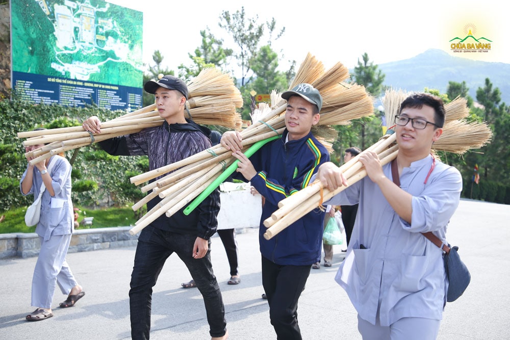 Các thành viên trong CLB Tuổi Trẻ phát tâm tự chuẩn bị những cây chổi để cúng dường Tam Bảo và quét dọn chùa 