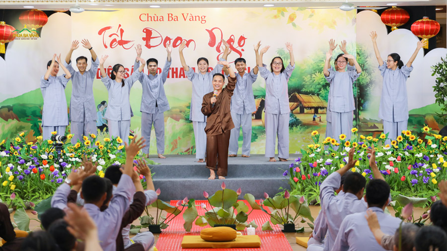  Các cư sĩ tại chùa khuấy động chương trình đón Tết Đoan Ngọ với tiết mục nhạc kịch “Diệt sâu bọ tham, sân, si”