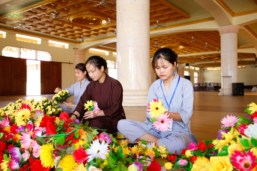 Các Phật tử trẻ chuẩn bị hoa để trang trí cho khóa tu tuổi trẻ