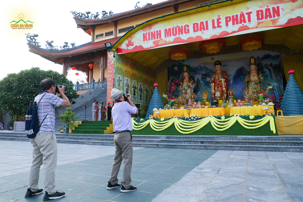 Các thành viên trong đoàn Trại sáng tác nghệ thuật chụp ảnh tại sân Chính điện chùa Ba Vàng
