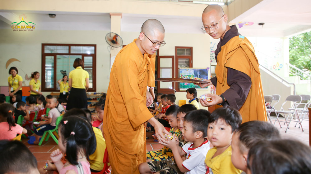 Chư Tăng chùa Ba Vàng tặng quà cho các bé tại Trường mầm non Vàng Danh