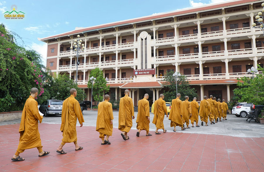 Chư Tăng chùa Ba Vàng vân tập về Trường hạ Ban Trị sự GHPGVN tỉnh Quảng Ninh