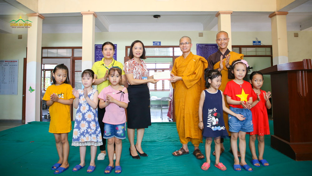 Đại diện Tăng chúng chùa Ba Vàng, Đại đức Thích Trúc Bảo Giác trao tặng 20 triệu đồng nhằm hỗ trợ mua sắm trang thiết bị cho nhà trường