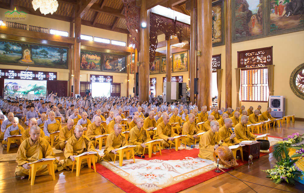 Chư Tăng chùa Ba Vàng tụng kinh trong buổi lễ kết đàn để hồi hướng hóa giải dịch COVID-19