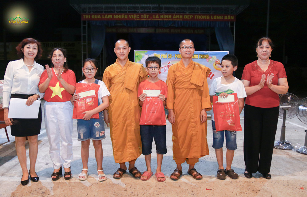 Đại diện chư Tăng chùa Ba Vàng chụp ảnh lưu niệm với lãnh đạo địa phương và các bé có hoàn cảnh khó khăn của khu 5B