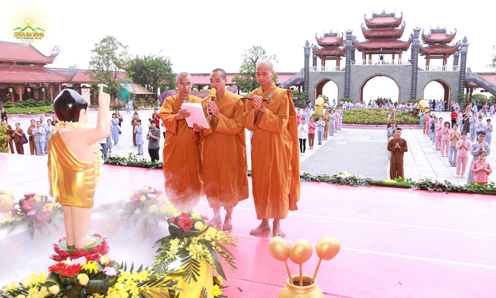 Đại đức Thích Trúc Bảo Hòa cùng quý Thầy dâng lời tác bạch trước buổi lễ dâng nước cúng dường tắm Phật