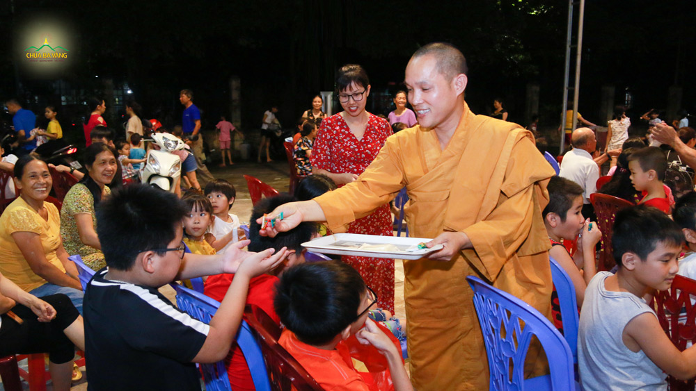 Đại đức Thích Trúc Bảo Việt tặng quà cho các bé tại khu 5B - phường Quang Trung
