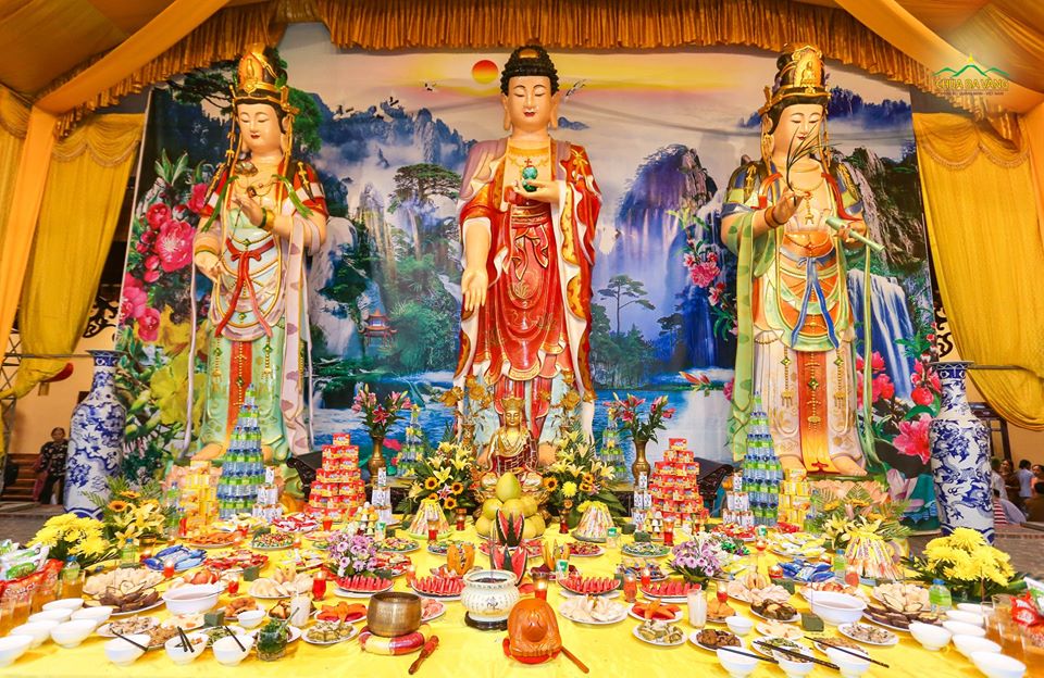 Đàn lễ cúng thí thực tại chùa Ba Vàng