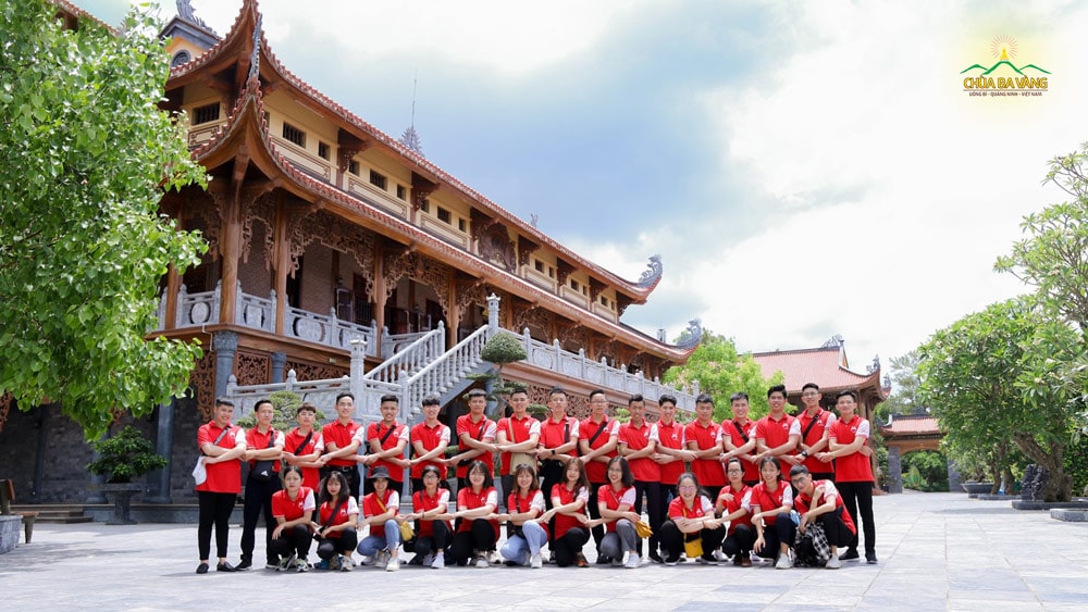 Đội Thanh niên Vận động Hiến máu - Học viện Thanh thiếu niên Việt Nam chụp ảnh kỷ niệm tại chùa Ba Vàng
