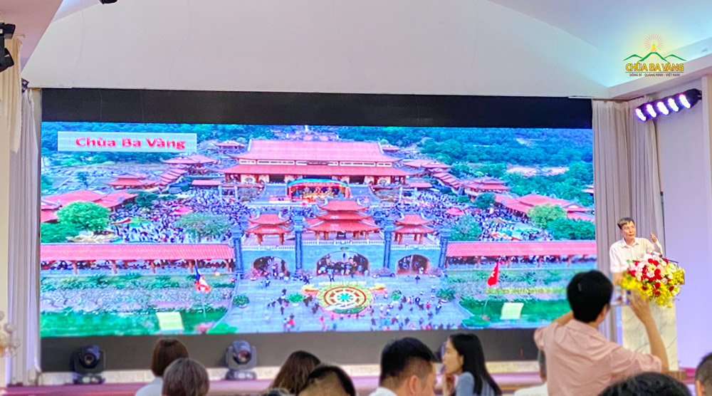 Đồng chí Nguyễn Văn Thành - Ủy viên BTV Thành ủy, PCT UBND thành phố giới thiệu về chùa Ba Vàng