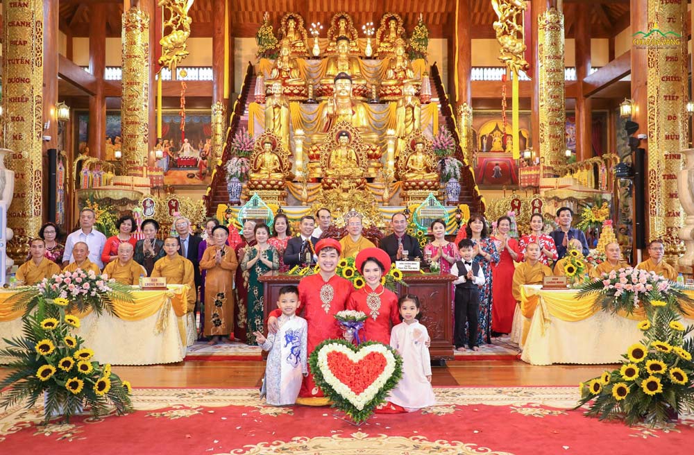 Gia đình 2 bên của tân lang, tân nương chụp hình lưu niệm cùng Sư Phụ và chư Tăng chùa Ba Vàng