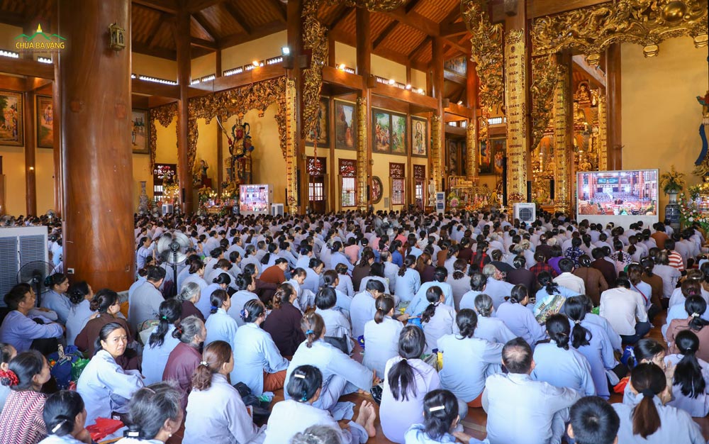 Hàng nghìn Phật tử về tu Bát quan trai giới
