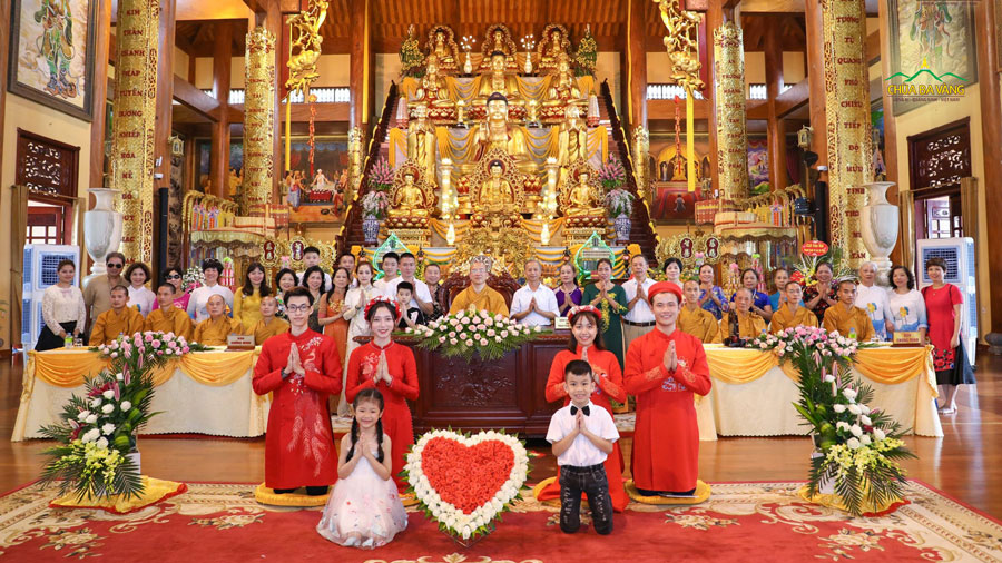 Hai gia đình Phật tử tại đạo tràng Trúc Thanh và Trúc Anh thỉnh Sư Phụ và chư Tăng tác lễ Hằng thuận 
