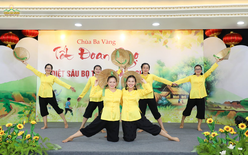 Mở đầu đêm văn nghệ đón mừng Tết Đoan Ngọ là tiết mục múa “Ngày mùa” của nhóm cư sĩ nữ chùa Ba Vàng biểu diễn