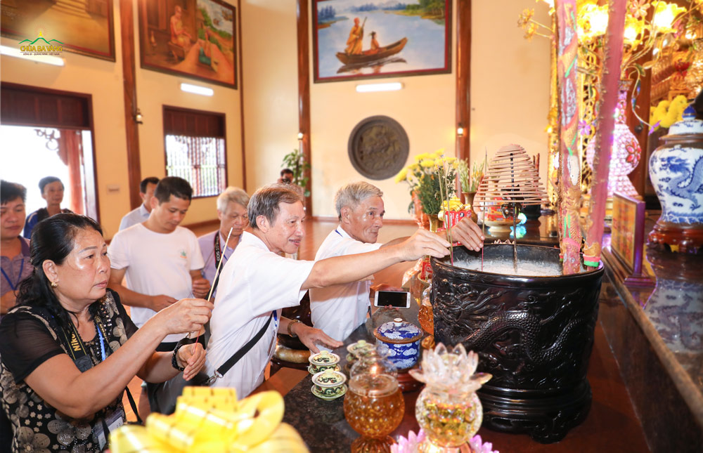 Ông Trần Xuân Quang (áo trắng - người ở giữa) dâng hương tại nhà thờ Tổ