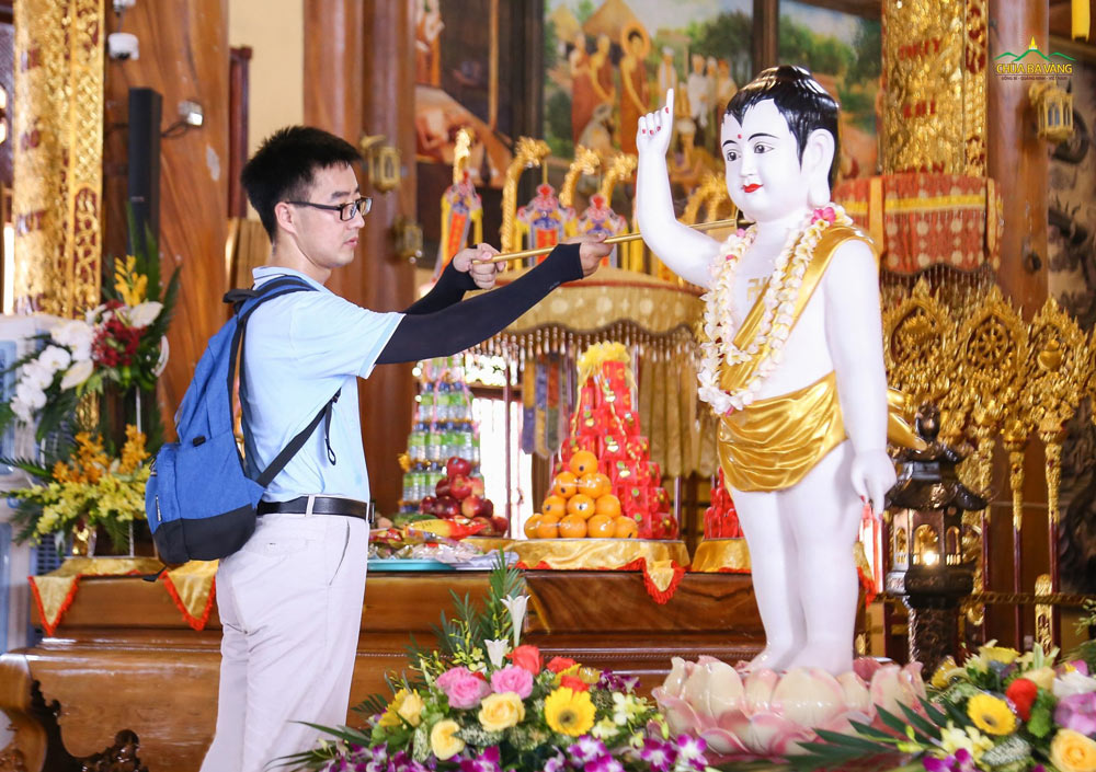 Nhân dịp này, phái đoàn đã thực hiện nghi thức dâng nước cúng dường tắm Phật tại tầng 2 chính điện 