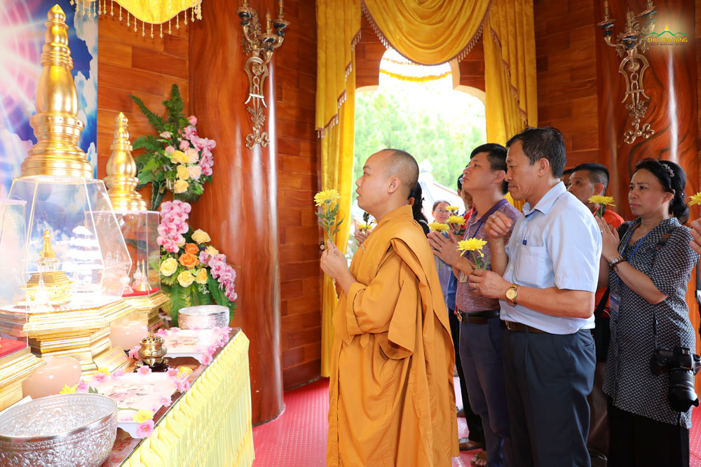Phái đoàn dâng hoa cúng dường Xá Lợi Phật