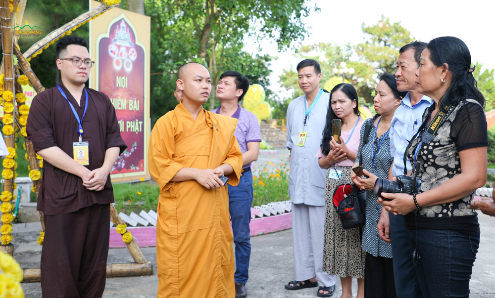 Phái đoàn lắng nghe chia sẻ của Đại đức về Đức Phật A Di Đà và giá trị tôn quý của Xá Lợi Phật