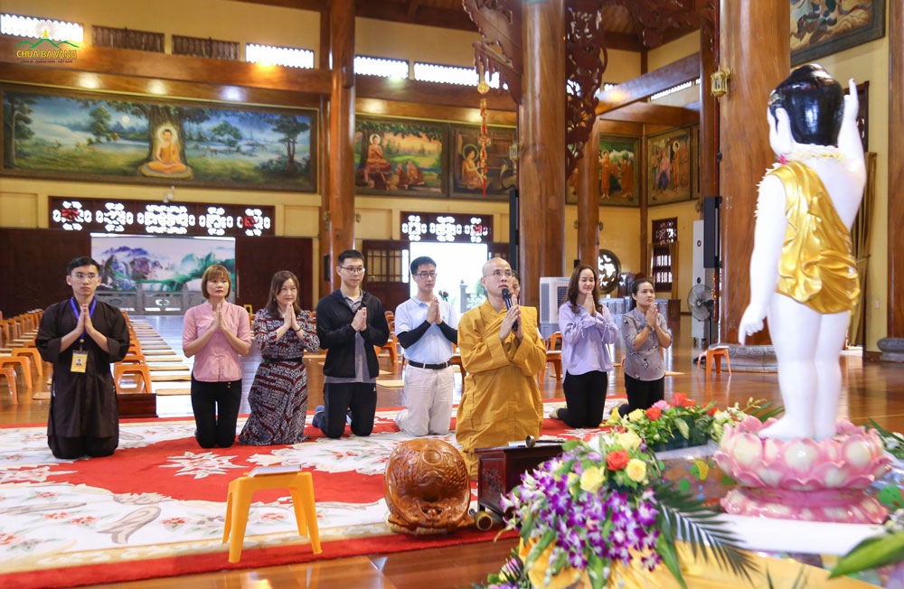 Phái đoàn niêm hương bạch Phật tại chính điện tầng 2 chùa Ba Vàng