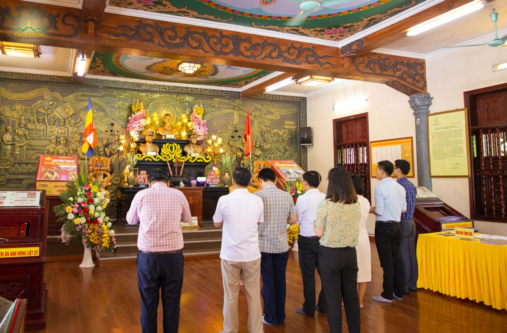 Phái đoàn dâng hương tại đền thờ anh hùng liệt sĩ chùa Ba Vàng