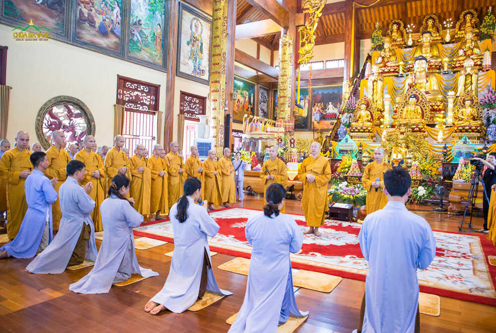 Phật tử trong CLB Cúc Vàng - Tập Tu Lục Hòa cầu thỉnh Sư Phụ cùng chư Tôn đức Tăng Ni chứng minh và làm lễ kết đàn tu tập, tụng kinh