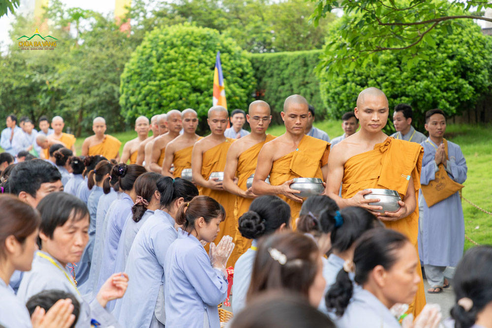 Phật tử chắp tay cung kính khi đoàn chư Tăng khất thực đi qua