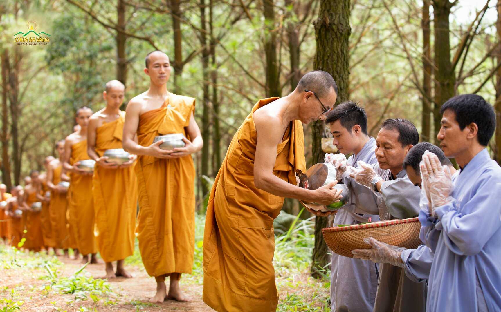 Phật tử cúng dường Tăng đoàn báo đền Tứ trọng ân - Ân quốc gia, nguyện cầu đất nước thái hòa, bình an