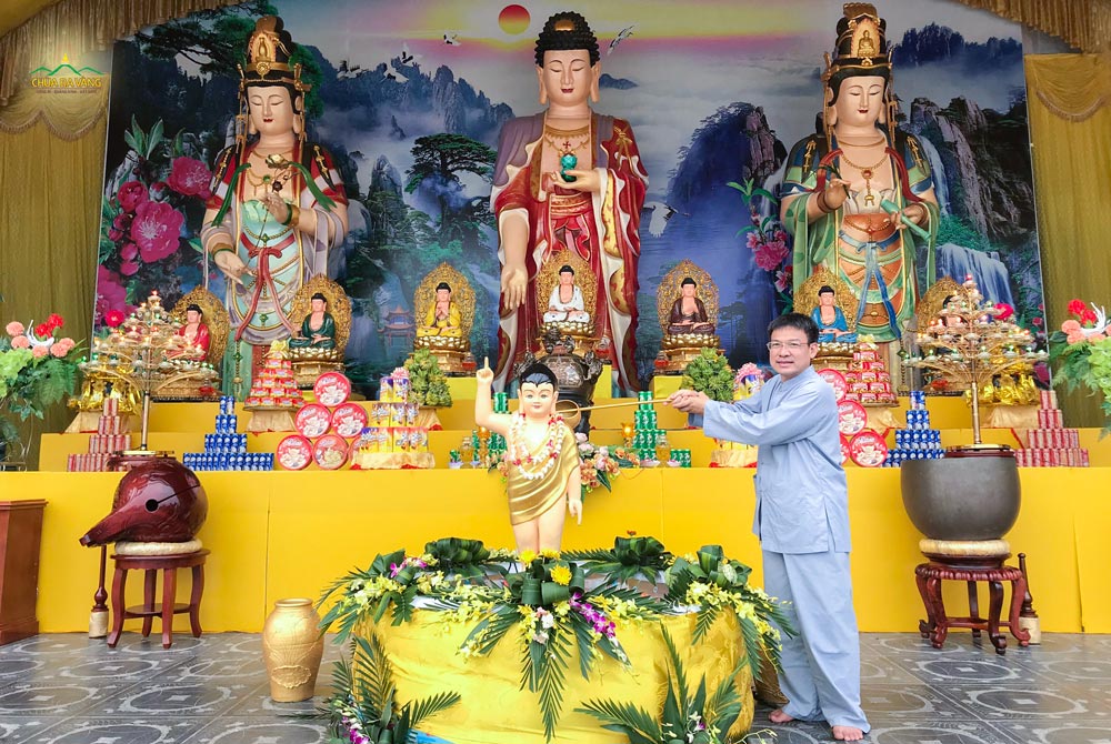 Phật tử Nguyễn Ngọc Công dâng nước tắm Phật tại sân Chính điện