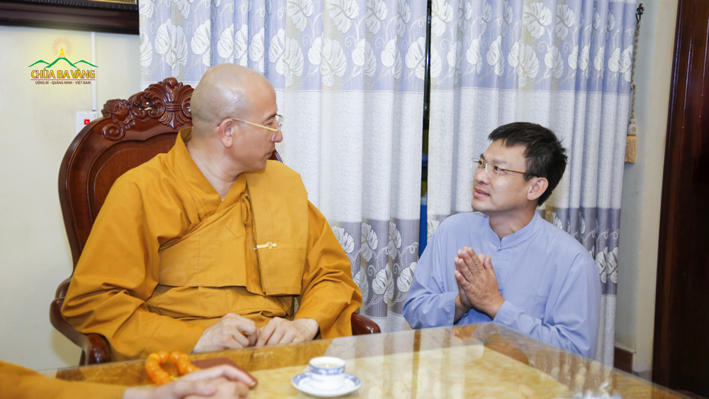 Phật tử Nguyễn Ngọc Công đảnh lễ và vấn an Sư Phụ Thích Trúc Thái Minh tại phòng khách chùa Ba Vàng