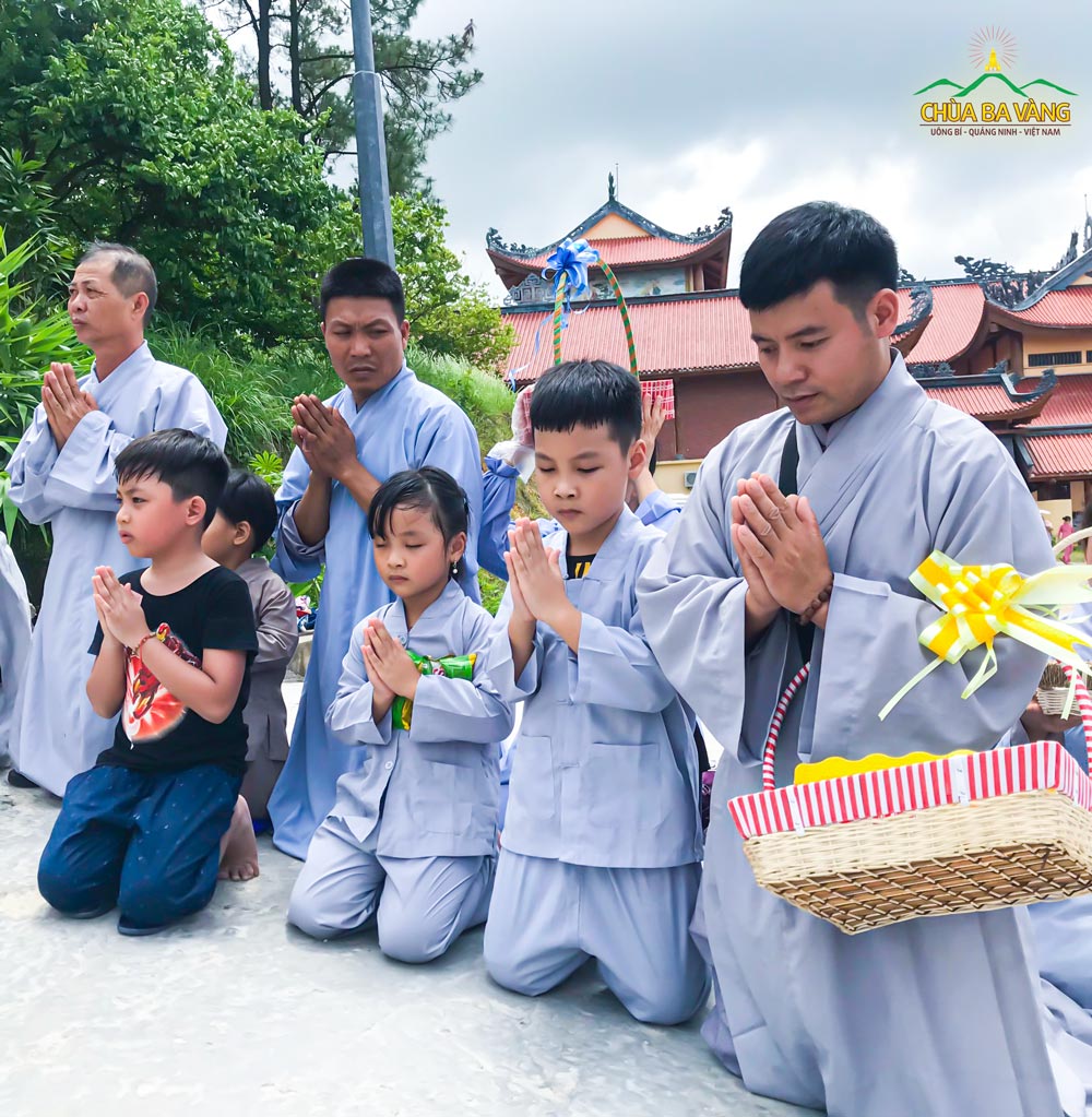 Phật tử Phùng Kim Được (ngoài cùng bên phải) cùng các con trong buổi lễ sớt bát