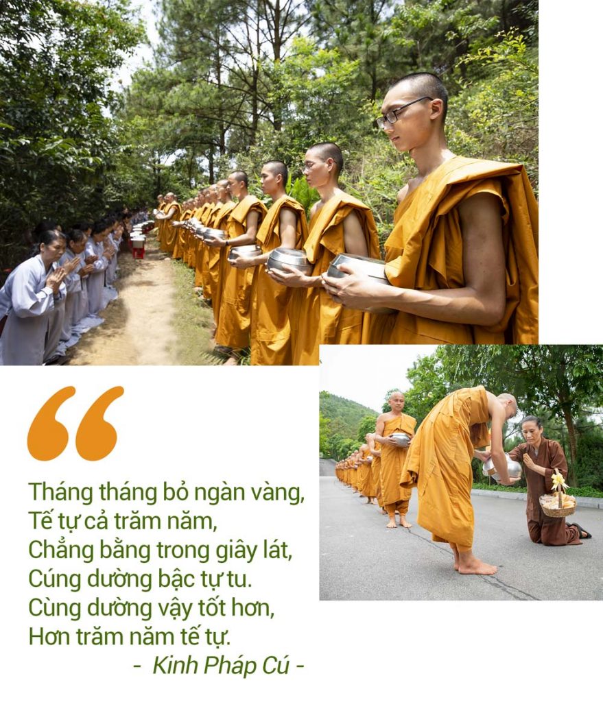 Các Phật tử trong CLB Cúc Vàng sớt bát cúng dường Sư Phụ cùng chư Tăng chùa Ba Vàng