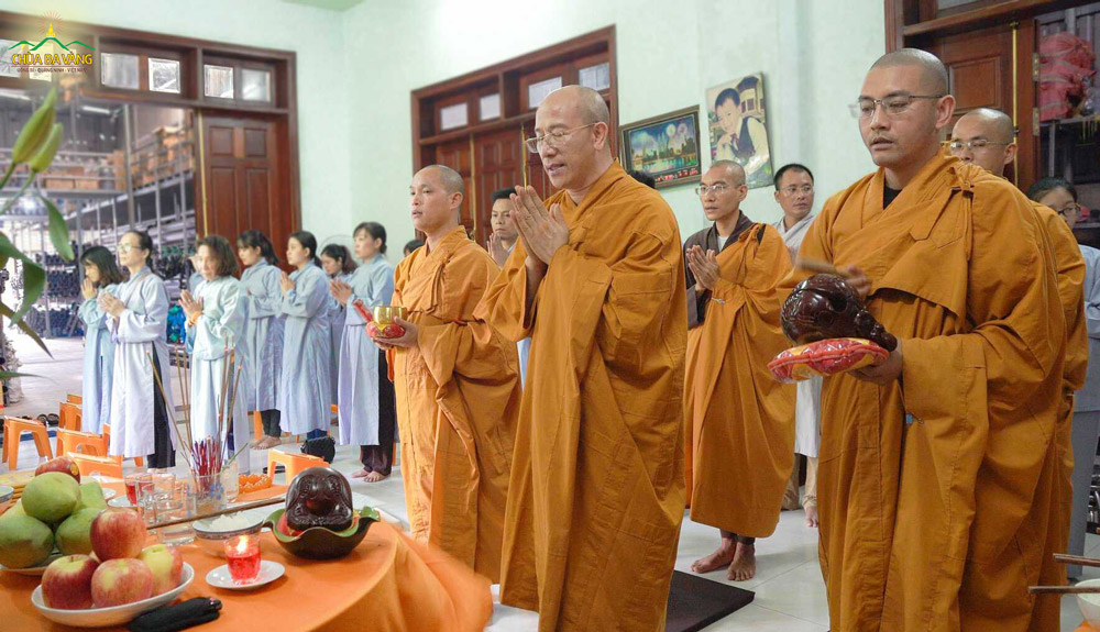 Sư Phụ và chư Tăng làm lễ chung thất cho các gia đình Phật tử trong đạo tràng